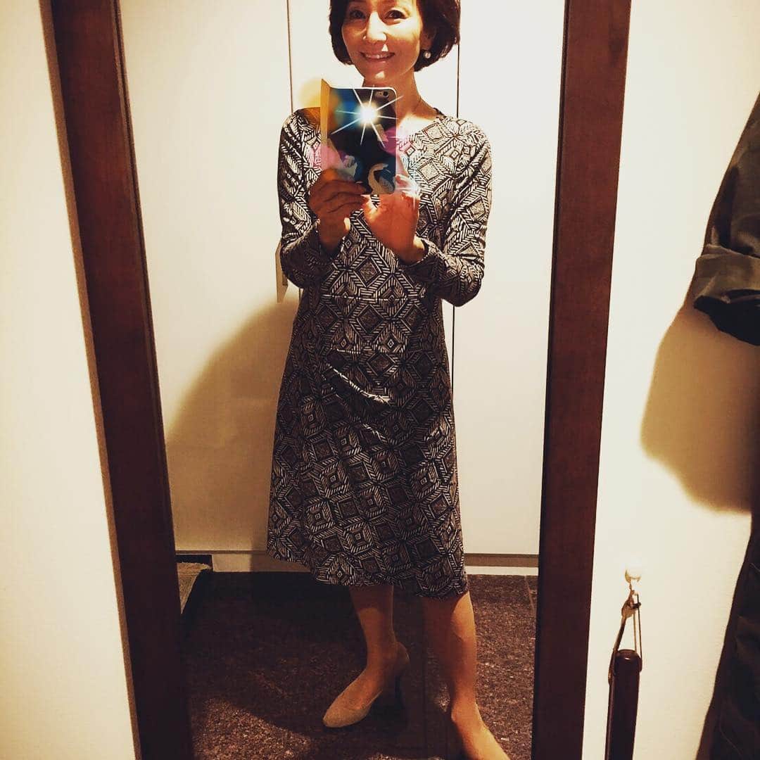 仁科亜季子さんのインスタグラム写真 - (仁科亜季子Instagram)「今日はちょっとオンナっぽく……💓💓 このところ、髪の毛がのびてきました( ◠‿◠ ) 秋だし、、、🍂🍁少し女らしくエレガントにしてみました(  ˊᵕˋ )♡ 私のデザインしている  NISHINA by  AKIKOのインポートの生地を使ったワンピ👗  この前のQVCのオンエアでも好評でした（╹◡╹） 皆さんに着ていただいて  嬉しいです‼️」10月10日 20時18分 - akiko.nishina