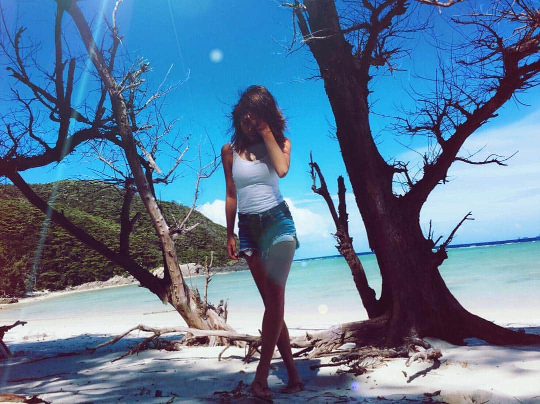 齋藤美波のインスタグラム：「✴︎ 座間味島の端っこにある トーンマビーチ⛱ 言い方が合っているのかどうかは 定かではない！笑 #プライベートビーチ #穴場スポット ・ 誰にも知られてないビーチ まさに無人島そのもの。 古座間味ビーチの次に好きになった♡ ・ #慶良間諸島#慶良間ブルー#座間味島#座間味#古座間味ビーチ#海#ビーチ#世界が恋する海#透明度#プールみたい#家族#母と息子#zamami#island#okinawa#japan#blue#sea#beach#bikini#family#me#son#baby#boy#beautiful#amazing」