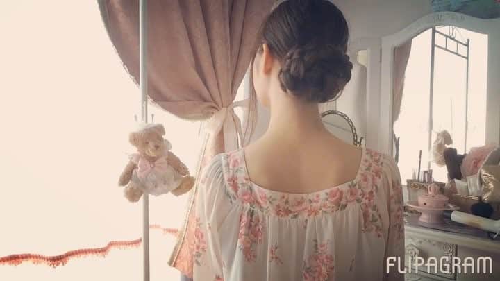 奈々子のインスタグラム：「ロングヘアの方にオススメ… おしりまでの髪の毛をまとめるアップヘアの作り方。♪ 後ろで結び 三つ編みを二本つくります、一本ずつピンで留めながら巻きつけて、完成☆ . #花のワルツのオープニングがいい感じにマッチ #ヘアアレンジプロセス #スーパーロングヘア #セルフヘアセット #アップヘア #三つ編み長過ぎて下まで映らず #ヘアピン20本使用 #空港の金属探知ゲートの通過に時間が掛かります #旅行時要注意 #longhair #hairarrange #chignon」