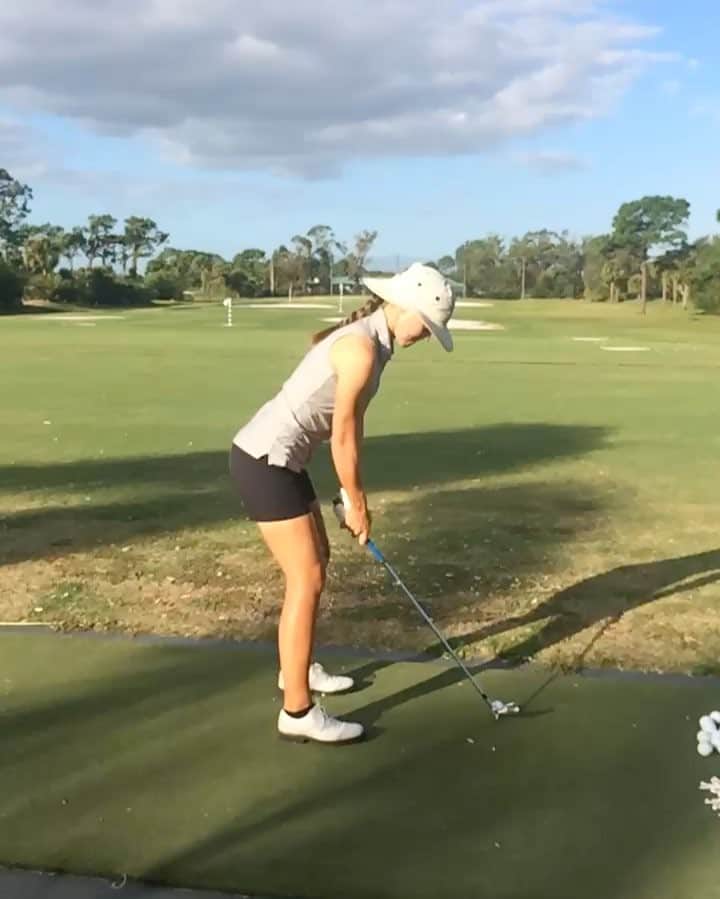 ヴィッキー・ハーストのインスタグラム：「Tee got me good in the forehead 😂 #golftee #golfproblems #golf #lpga #ouch #mondays」