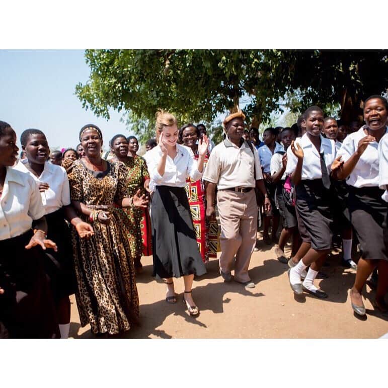 エマ・ワトソンさんのインスタグラム写真 - (エマ・ワトソンInstagram)「I had the most amazing day in Malawi today.  Thank you President Mutharika for being a #HeForShe Impact Champion and for making gender equality a priority in your Government! Thank you to all the traditional leaders who are implementing President Mutharika's policies - especially Chief Kachindamoto (she’s in the photo with me, she’s formidable and has been nicknamed “The Terminator”!). She gave me such a warm welcome today. She has implemented the annulment of so many child marriages and restored the futures of these girls. With the help and collaboration of her local chiefs, mothers’ groups and religious leaders she has managed to annul almost 1500 child marriages, sending the girls back to school. President Mutharika has committed to make child marriage a thing of the past in Malawi within the next five years. It was amazing to be on the ground with @UNWomen and Chief Kachindamoto to witness their work!  My @tomenyc white shirt is made from organic cotton and is part of their 'White Shirt Project’ campaign. The project was conceived in 2014 to raise funds and awareness for the Freedom for All charity, which is fighting human trafficking and modern day slavery.  The silk skirt is by @zady. Zady partnered with @cocccon_prakesh, founded in 2012 by Chandra Prakash Jha, a fashion designer who wanted to help his community through fairer wages and a safer, more sustainable process. Instead of using toxic pesticides on the plants that the silkworm caterpillars eat, the farmers protect the trees by covering them with mosquito nets to protect the leaves from harmful birds and insects. Then the silk is brought to New York where expert sewers in New York’s famed Garment District create each piece.  Sandals by @nisoloshoes. The sandals were made by a team of expert shoemakers in Trujillo, Peru in a factory owned and operated by Nisolo that celebrates fair trade wages, safe working conditions, healthcare for all employees, and financial literacy & wellness training.  All fashion info verified by @ecoage」10月11日 4時56分 - emmawatson
