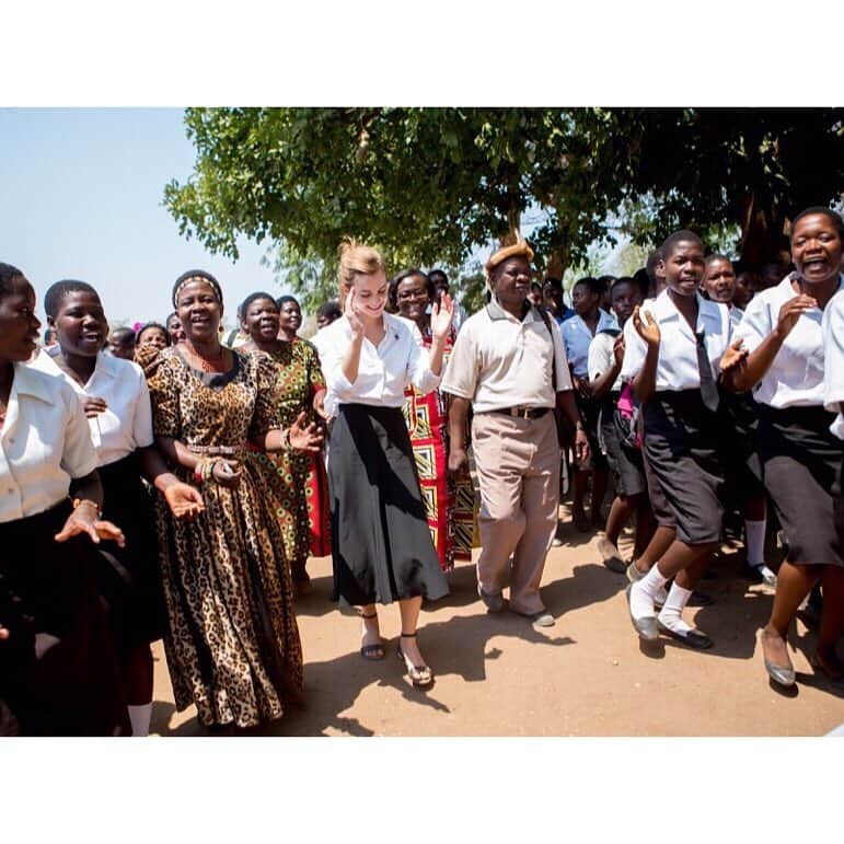 エマ・ワトソンのインスタグラム：「I had the most amazing day in Malawi today.  Thank you President Mutharika for being a #HeForShe Impact Champion and for making gender equality a priority in your Government! Thank you to all the traditional leaders who are implementing President Mutharika's policies - especially Chief Kachindamoto (she’s in the photo with me, she’s formidable and has been nicknamed “The Terminator”!). She gave me such a warm welcome today. She has implemented the annulment of so many child marriages and restored the futures of these girls. With the help and collaboration of her local chiefs, mothers’ groups and religious leaders she has managed to annul almost 1500 child marriages, sending the girls back to school. President Mutharika has committed to make child marriage a thing of the past in Malawi within the next five years. It was amazing to be on the ground with @UNWomen and Chief Kachindamoto to witness their work!  My @tomenyc white shirt is made from organic cotton and is part of their 'White Shirt Project’ campaign. The project was conceived in 2014 to raise funds and awareness for the Freedom for All charity, which is fighting human trafficking and modern day slavery.  The silk skirt is by @zady. Zady partnered with @cocccon_prakesh, founded in 2012 by Chandra Prakash Jha, a fashion designer who wanted to help his community through fairer wages and a safer, more sustainable process. Instead of using toxic pesticides on the plants that the silkworm caterpillars eat, the farmers protect the trees by covering them with mosquito nets to protect the leaves from harmful birds and insects. Then the silk is brought to New York where expert sewers in New York’s famed Garment District create each piece.  Sandals by @nisoloshoes. The sandals were made by a team of expert shoemakers in Trujillo, Peru in a factory owned and operated by Nisolo that celebrates fair trade wages, safe working conditions, healthcare for all employees, and financial literacy & wellness training.  All fashion info verified by @ecoage」