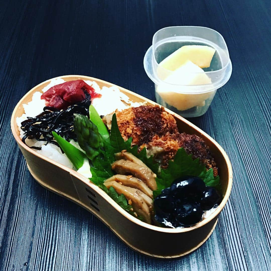 滝沢眞規子さんのインスタグラム写真 - (滝沢眞規子Instagram)「今朝は冷えましたね🍂シンプルにコロッケ弁当🍱コロッケって美味しいですよね。たまにたべたくなる😊#タキマキ長女弁当」10月11日 7時09分 - makikotakizawa