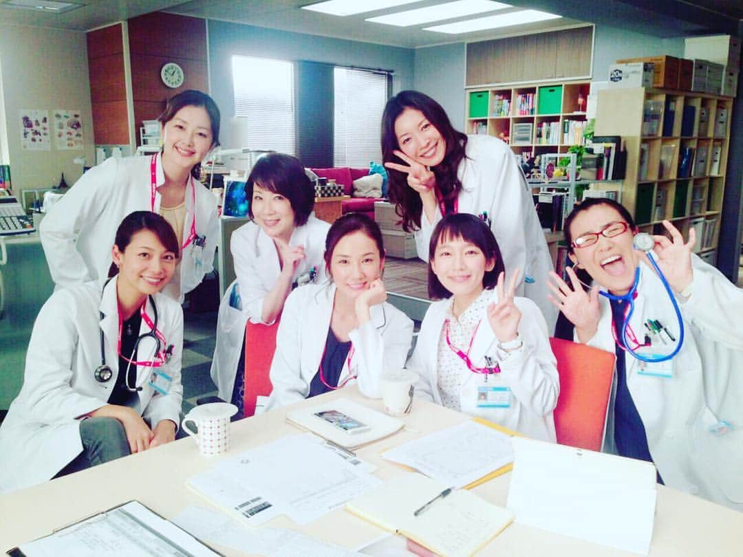 笛木優子のインスタグラム：「レディ ダ ヴィンチの診断  今日21時からスタートです💖 チームバチスタのスタッフが集結して作られた医療ミステリー。 初回は15分拡大であります🌟 素敵なキャストのみなさんと、本当に素晴らしいドラマが出来ました！ ぜひみなさん見て下さい😊❣ #レディダヴィ #レディダヴィンチの診断 #吉田羊 さん#相武紗季 さん#吉岡里帆 さん# #伊藤蘭 さん#滝沢沙織 さん #白鳥久美子 さん」