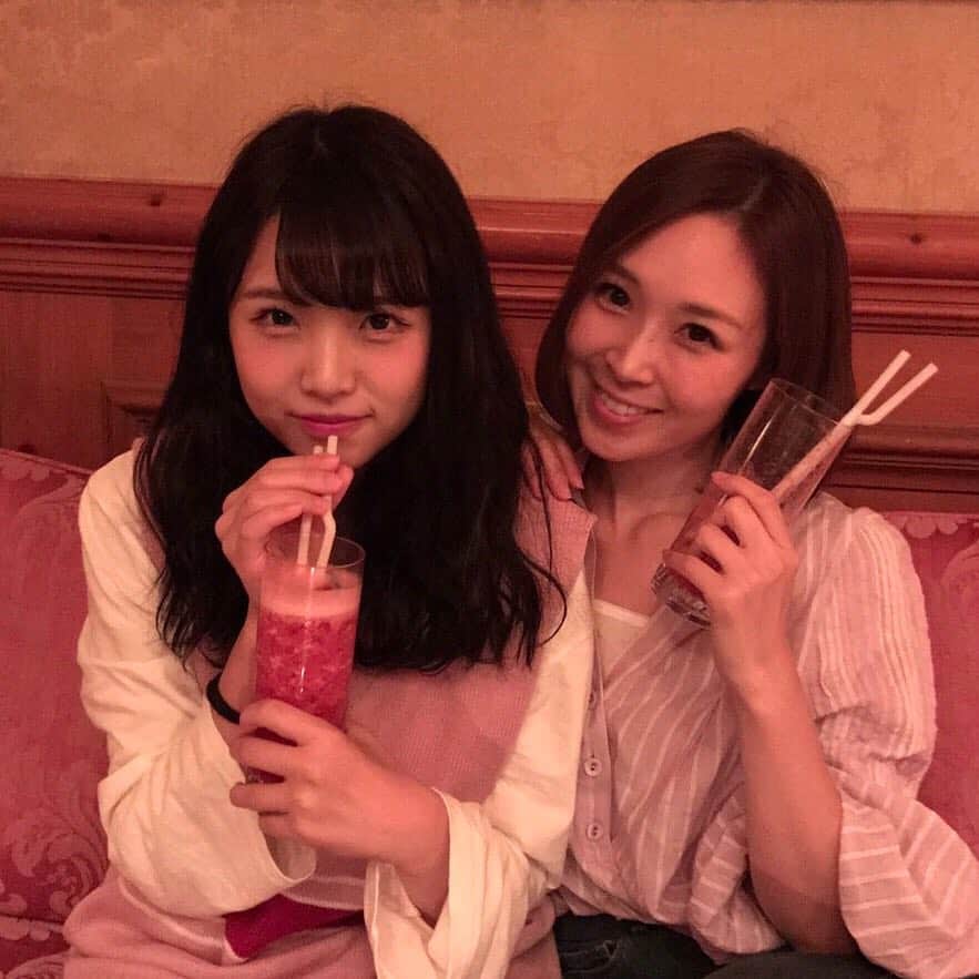 愛内里菜のインスタグラム：「NMB48の植村梓ちゃんと リッツカールトンでTea☕️ 家族ぐるみの長〜いお付き合い！あずさちゃん可愛い我が娘 笑💗ほんまに大きくなったー！私がおばさんになったー！ どっち？？笑 #NMB48 #植村梓 #垣内りか #愛内里菜 #リッツカールトン」