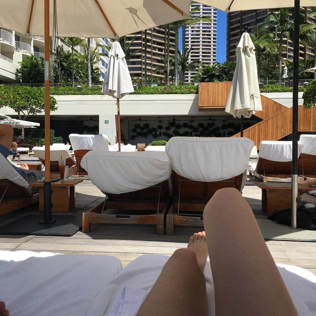 Tomomi Tomomi Narimatsuのインスタグラム：「永遠に起きたくない。w . #遅めの夏休み🌴 #ノープランhawaii」