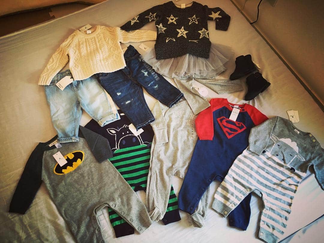 加織のインスタグラム：「急に寒くなったので子供達の冬服をbabyGAPで50%オフでげっと👧🏻👦🏻❤️」