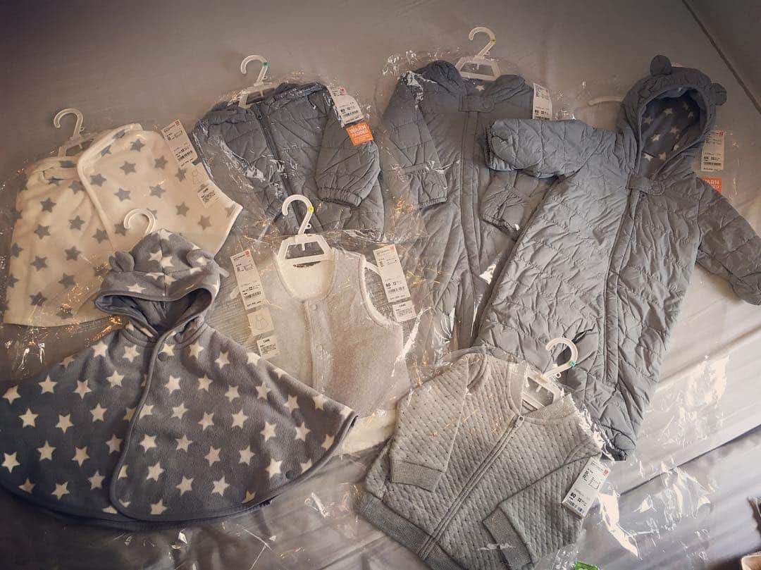 加織のインスタグラム：「アウターはUNIQLO❤️ 安くて軽くてかわいい!! すぐ大きくなって着れなくなっちゃうし、汚されても悲しくないから最高ww 👧🏻👦🏻お揃いなの❤️❤️」