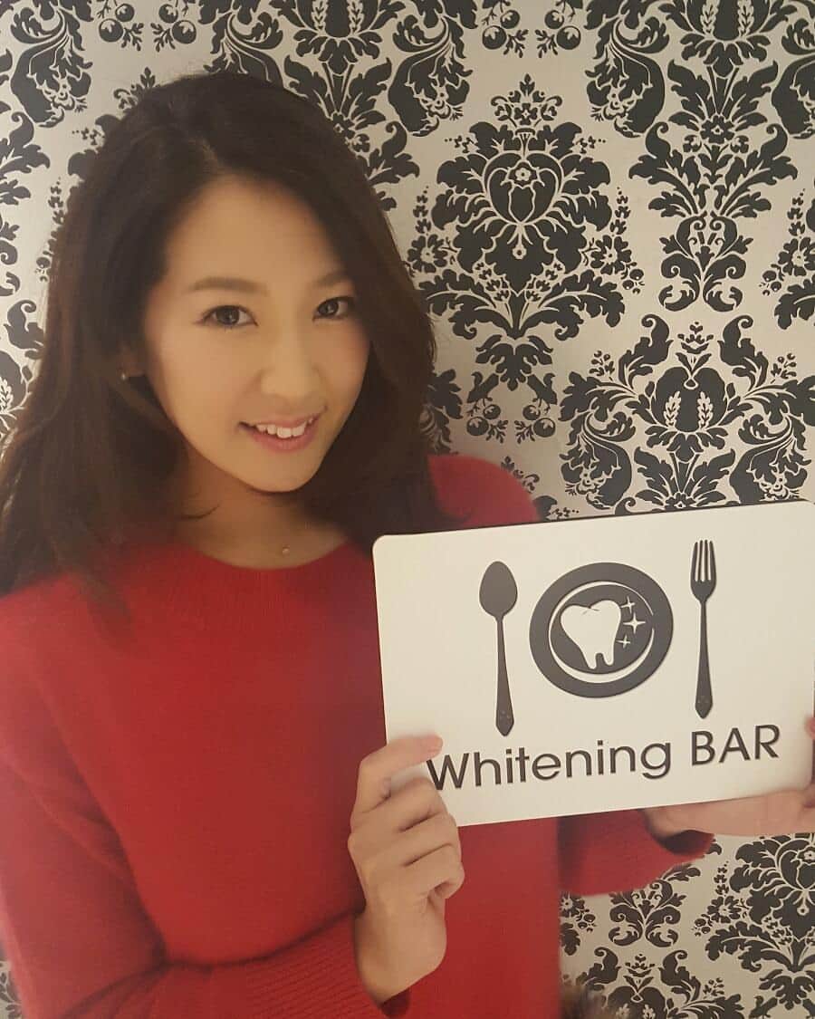 のインスタグラム：「今日もホワイトニングバーへ歯のメンテナンスに行って参りました♡  今日は歯のトーン度を計る模型があるんだけど、その色の一番白いところにまで到達できました！うれしい！ そして、 スタッフのお姉さんがとっても綺麗でとっても優しくてうさまりあお姉さんに会いに来てるんじゃないか疑惑浮上です(笑)いつも優しく丁寧に接していただきありがたいです！  #whitening #tooth #ホワイトニング #歯 #ホワイト #white #love #whiteningbar」