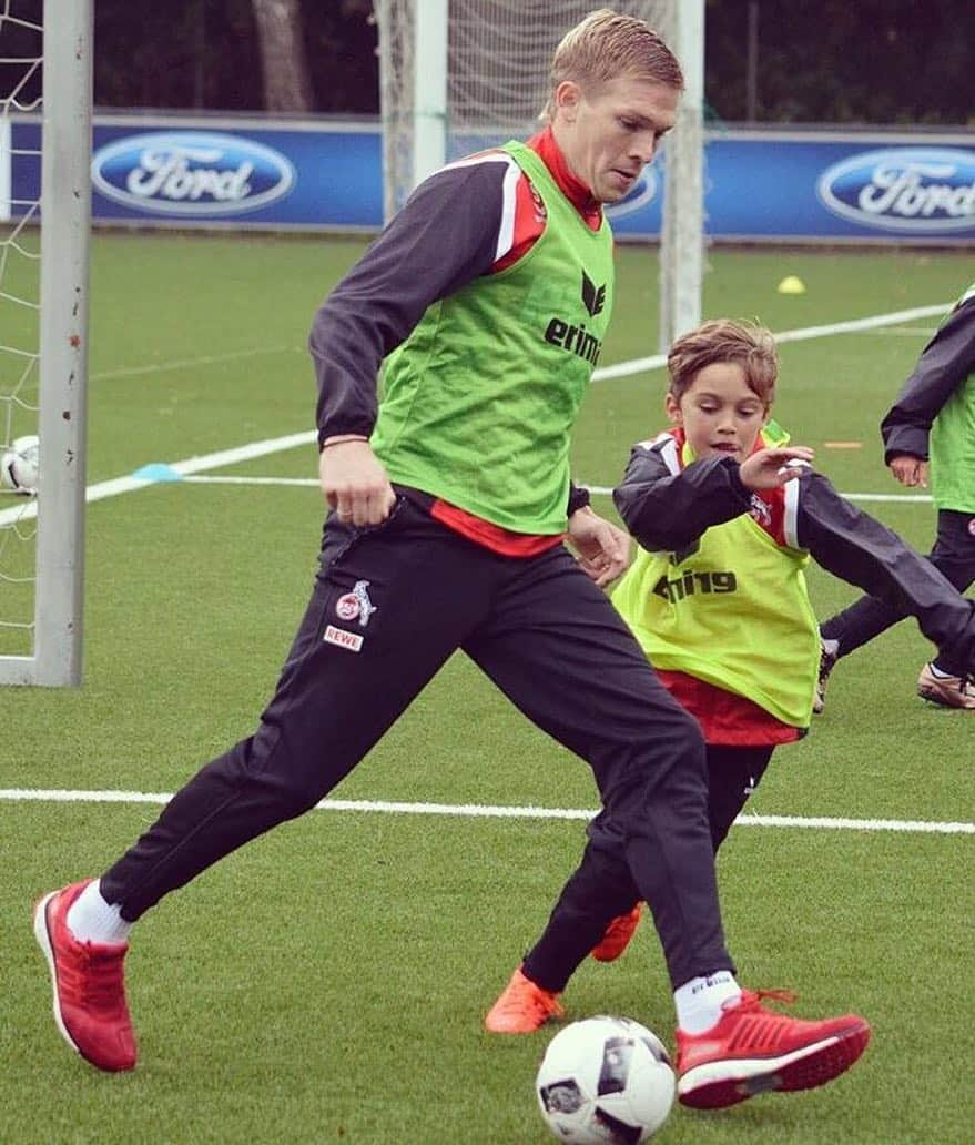 アルチョムス・ルドニェフスさんのインスタグラム写真 - (アルチョムス・ルドニェフスInstagram)「Zeit für Kinder (U10 fc Köln)👍👍👍⚽️⚽️⚽️#effzeh #fckoeln #lechpoznan #hsv」10月12日 22時05分 - artjomrudnev