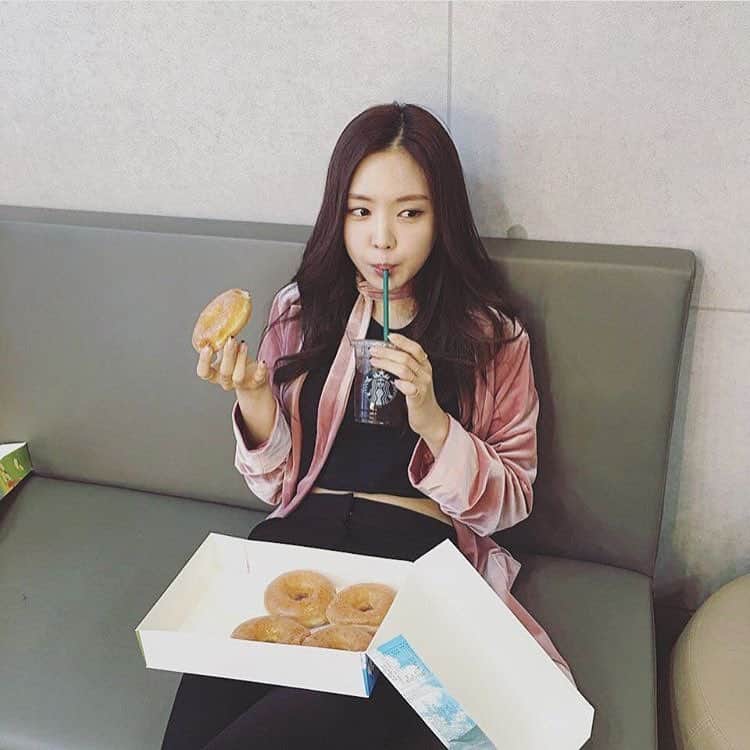 ソン・ナウンのインスタグラム：「😊」
