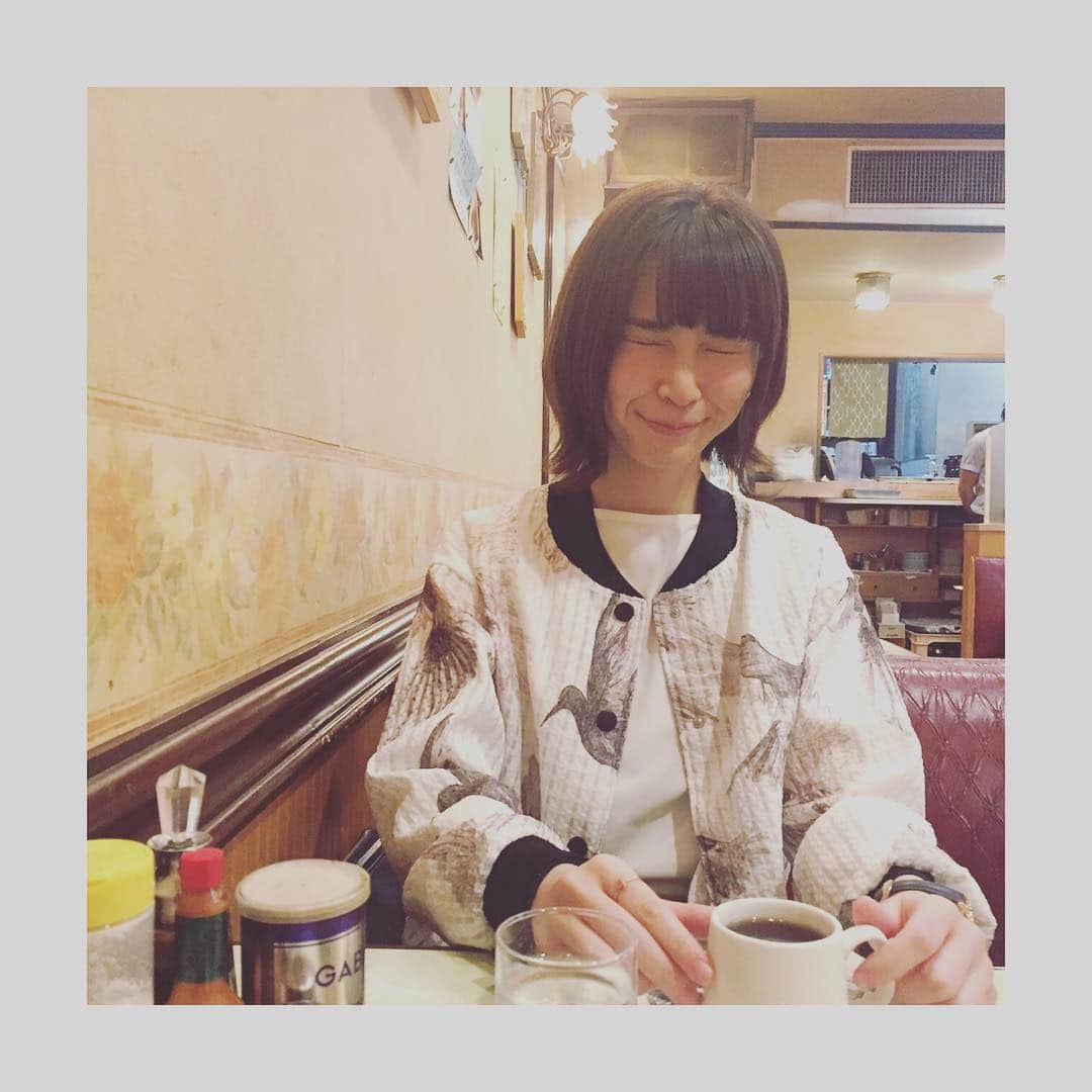 蒼山幸子さんのインスタグラム写真 - (蒼山幸子Instagram)「in浅草 photo by アモーレ。 美味しいコーヒーを飲んでるところ。 このあと美味しい日本酒を飲み倒しました。 #喫茶店 #日本酒  #アモーレ  #ふくろうず #内田万里」10月13日 22時14分 - sachiko_aoyama