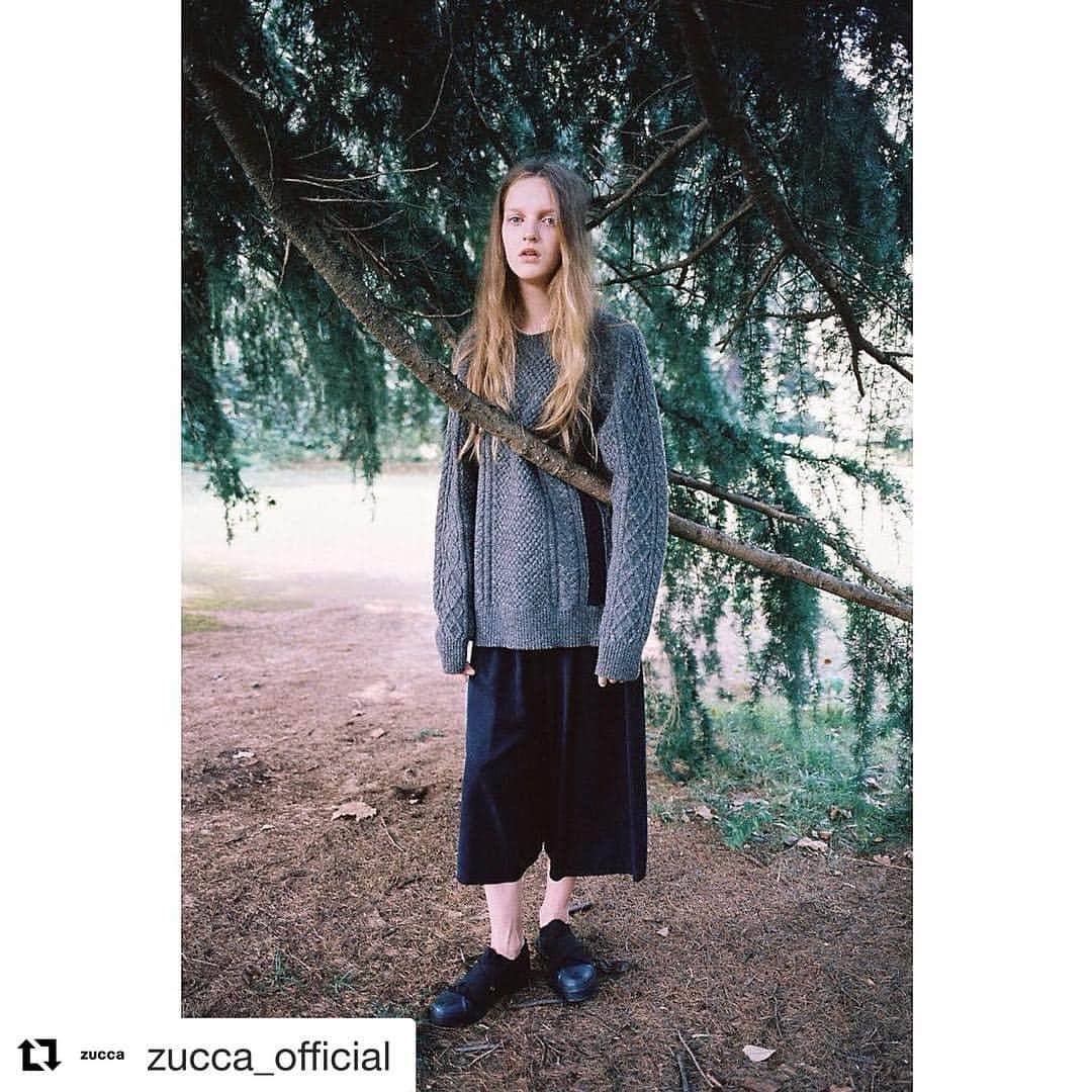 吉祥寺PARCOのインスタグラム：「【2階 カバンドズッカ】  #Repost @zucca_official with @repostapp ・・・ ... Aran knit pullover / ZU63KN121 Tencel midi twill / ZU63FF463 Belted sneaker / ZU63AJ257  #zucca #cabanedezucca #autumn #winter #fashion #japan #ootd #knit #ズッカ #カバンドズッカ」