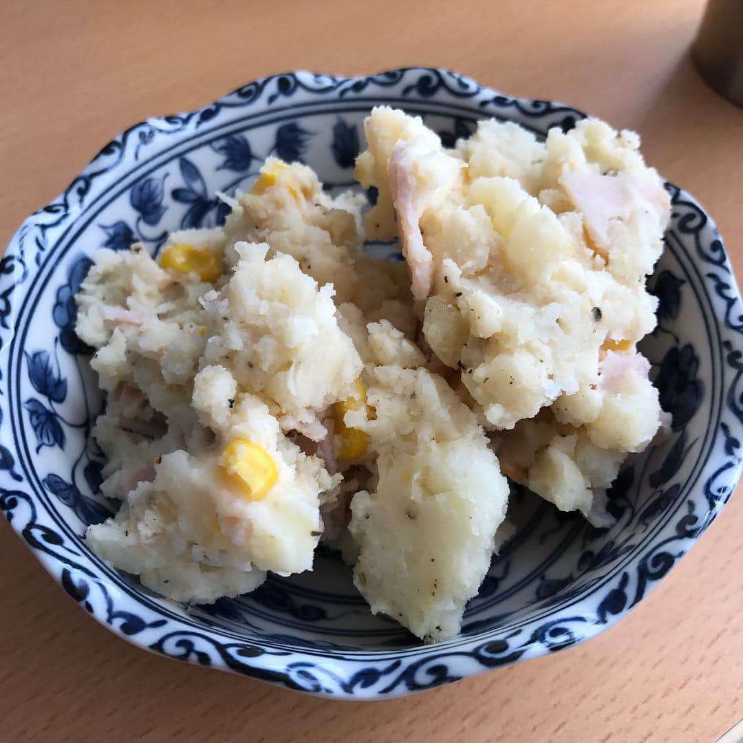 瀬戸弘司のインスタグラム：「おはようございます。今日の編集のおともは、しずえさん特製ポテサラです。んまい。」