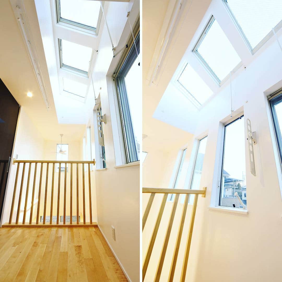 納得住宅南大阪のインスタグラム：「『house light nestles』吹抜けに3つ並びの天窓を設けました。部屋干しでもお洗濯ものにしっかりお日様の光を取り込むサンルームのような空間になりました。 #サンルーム #部屋干し #吹抜け #インテリア #天窓 #マイホーム #注文住宅 @nattoku.osaka 『house light nestles』 → → http://www.nattoku-osaka.jp/gallery/19598/」