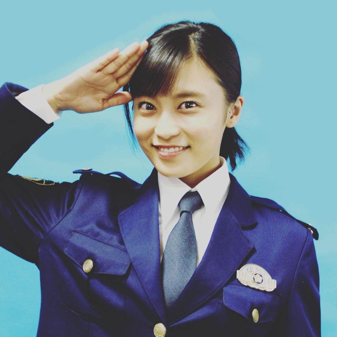 コック警部の晩餐会のインスタグラム：「LINEスタンプの中にもあるあずみの警察手帳の中の写真😍 刑事ドラマに憧れる新人刑事らしいほほえみ✨  #TBS #コック警部 #小島瑠璃子 #七瀬あずみ」