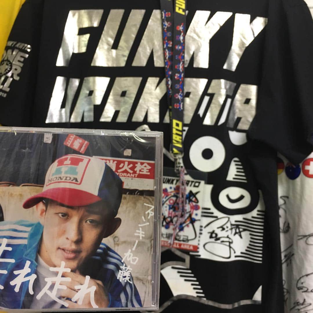 木場克己のインスタグラム：「イドエンターテインメントさんからファンキー加藤くんのCDが届きました(^^) 今日から移動、スタジオ内、家の中で聞きまくります♬ #ファンキー加藤」