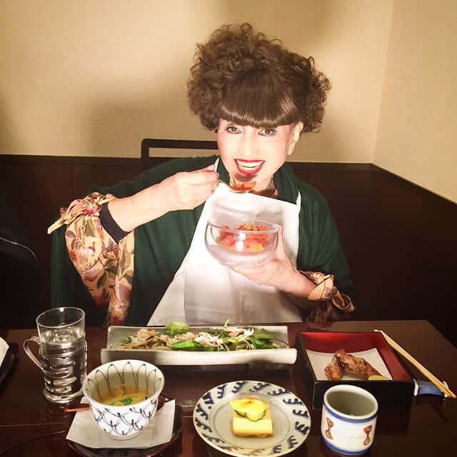 黒柳徹子さんのインスタグラム写真 - (黒柳徹子Instagram)「食事の時の前掛けは、私の必需品！何を食べても美味しいのは、本当にしあわせ！お肉は、これから💕  #黒柳徹子#トットちゃん#kuroyanagi#tetsuko#kuroyanagitetsuko#tetsukokuroyanagi#tottochan」10月14日 19時56分 - tetsukokuroyanagi