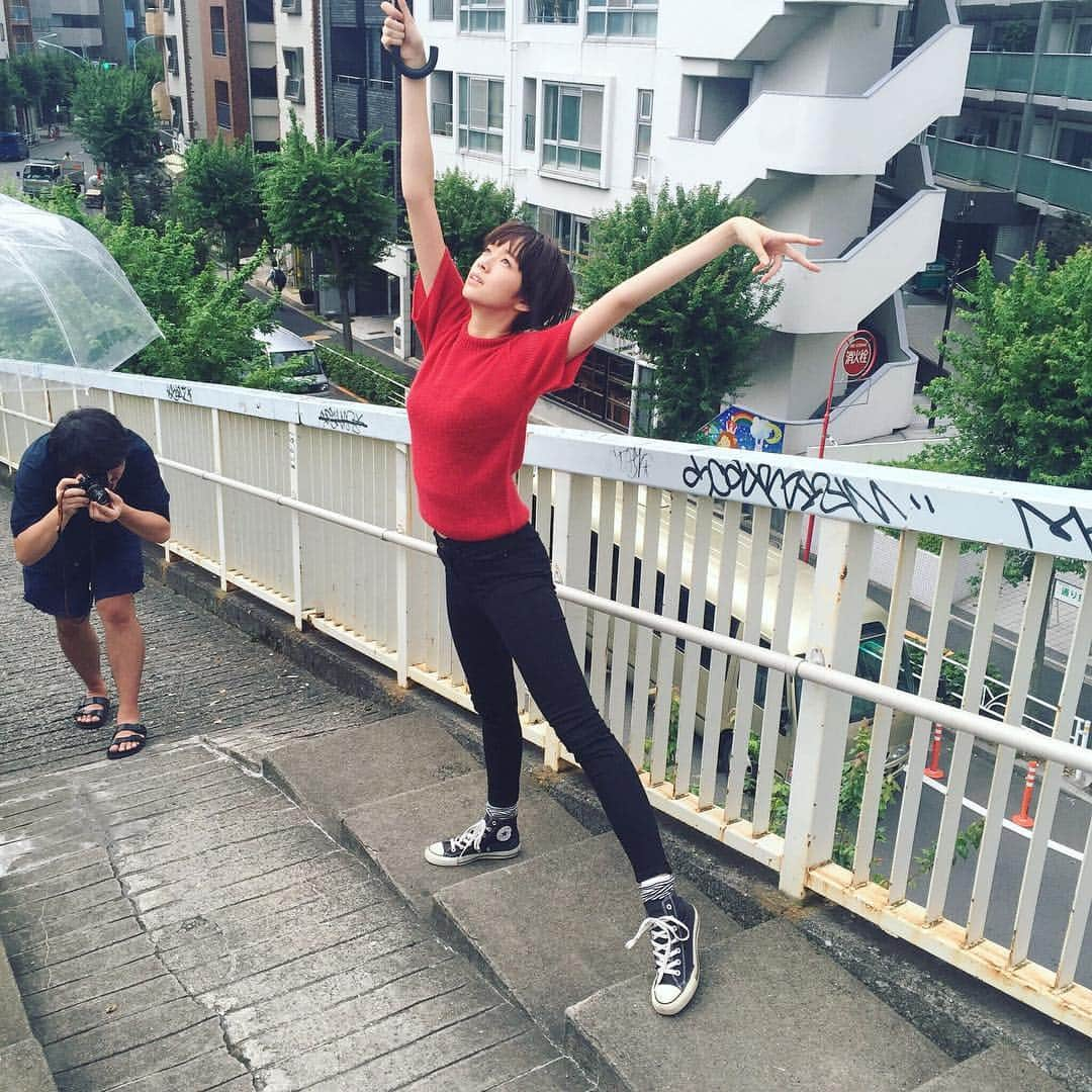 佐藤栞里さんのインスタグラム写真 - (佐藤栞里Instagram)「あと2週間😳❣ #ちゃまてばこ#本日からオフショットをビシバシ載せていきたいと思います✊🏻💕#こちらは#ちゃま着#というファッション企画の中のこだわり足もとショット👟#足しか撮っていませんが全力で全身ポージング💃🏻✨#どんな足もとになっているのかは#是非ちゃまてばこで🐶#そして今日から試し読みが始まりました！#デイリーモアを覗いてみてね😊💓#発売まであと14日☺︎」10月14日 20時11分 - satoshiori727