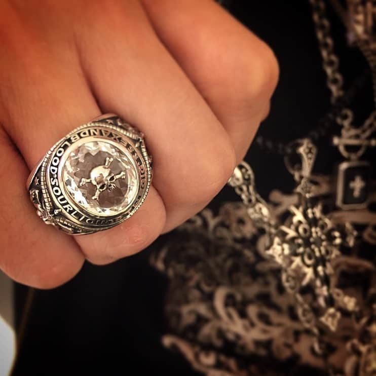 ジャスティンデイビスさんのインスタグラム写真 - (ジャスティンデイビスInstagram)「"VAMPS×Justin Davis" PRICE：￥66,600(税別) STONE： QUARTZ, SYNTHETIC RUBY, ONYX SIZE：9〜23号 #justindavis #vamps #tokyo #japan #silver #jewels #ring #skullring #quartz」10月14日 20時50分 - justindavis_jewels