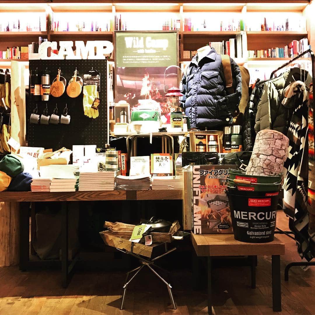 のインスタグラム：「・ 旅行フロアでは現在「Wild Camp フェア」を実施中。 ・ NORDISKのアスガルド、アルフェイム、レイサ6。 NANGAのタキビジャケット、グリップスワニーのグローブ、丸太クッションからユニフレームの焚火テーブルまで。 数量限定 コールマンのヴィンテージランタン200Aも。 ・ 焚火やサバイバルに関する書籍とキャンプ道具を展開中。 11/11まで。 ・ #代官山蔦屋書店 #代官山蔦屋 #daikanyamatsite #wildcampフェア #旅行 #nordisk #ノルディスク #nanga #ナンガ #goodholidayfactory #ghf #グリップスワニー #gripswany #pendleton #ペンドルトン #helinox #ヘリノックス #丸太クッション #mercury #stanley #スタンレー #キャンプ道具 #キャンプギア #男前 #レイサ6 #coleman #コールマン #200A #sunsetclimax」