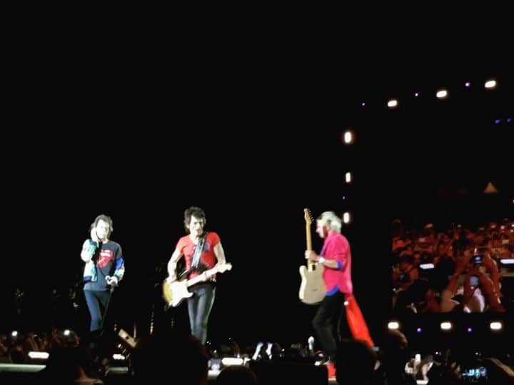 Mike Kriegerのインスタグラム：「This clip I took of @therollingstones loops perfectly 😄. Epic show tonight.」