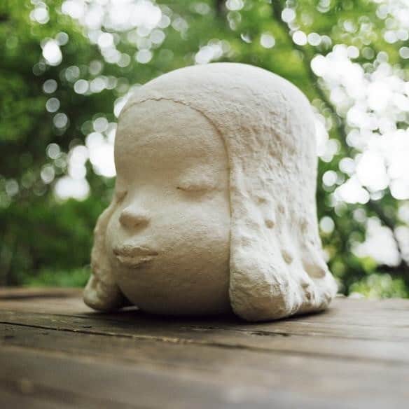奈良美智のインスタグラム：「new ceramic sculpture.  will be kept by me. photo by Yuki Morishima.」