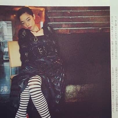 市川実和子のインスタグラム：「ボーダーのタイツ、おおむかし、よく履かせてもらってたなぁ…。しかしまた履かせてもらえるとはと、タイツを見ながらこの日、しみじみ感慨深く思っておりました。  今月号のGINZA 山崎ナオコーラさんの短編の世界におります。」