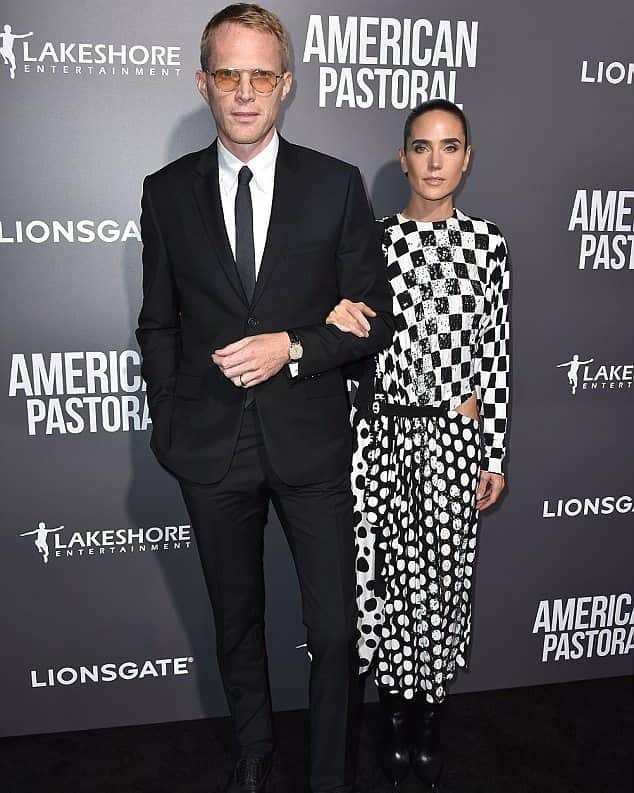 ジェニファー・コネリーのインスタグラム：「Jennifer Connelly wore a unique black and white checkered dress for the Los Angeles premiere of American Pastoral with actor husband Paul Bettany. #jenniferconnelly @paulbettany @americanpastoral」