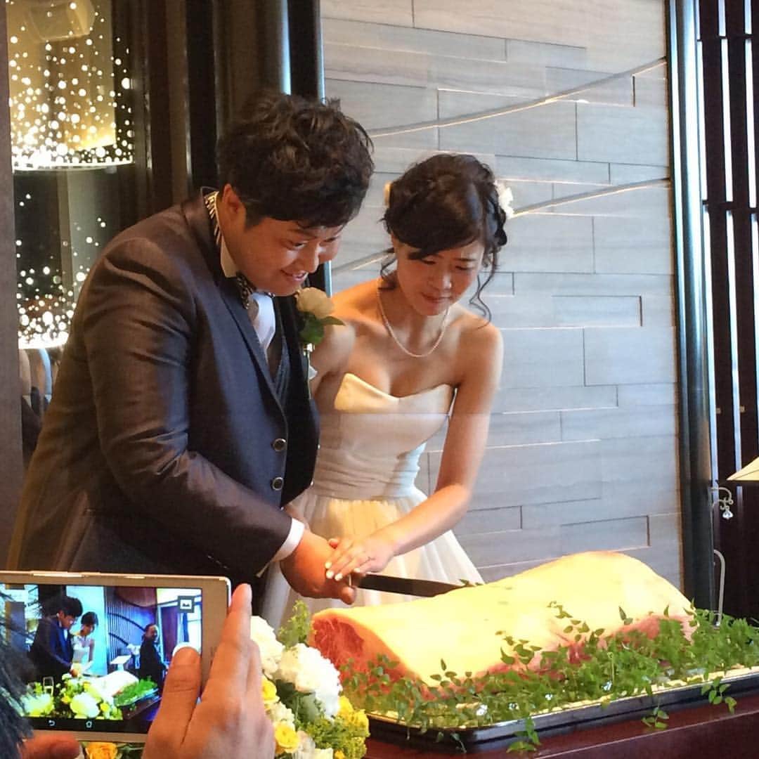 ミサワホーム桑名展示場のインスタグラム：「こちらはケーキ入刀🎂ならぬ 武藤さんらしいお肉入刀🍖🍖🍖🍖🍖 ウェディングおにくです💓斬新✨ 武藤さんのアイデアはさすがですね👏 #結婚式#披露宴#ウェディング#お祝い #ケーキ入刀#お肉入刀#ファーストバイト #ウェディングケーキ#ウェディングおにく #結婚式レポート#ウェディングフォト #ミサワホーム#桑名#メンバー#お祝い」
