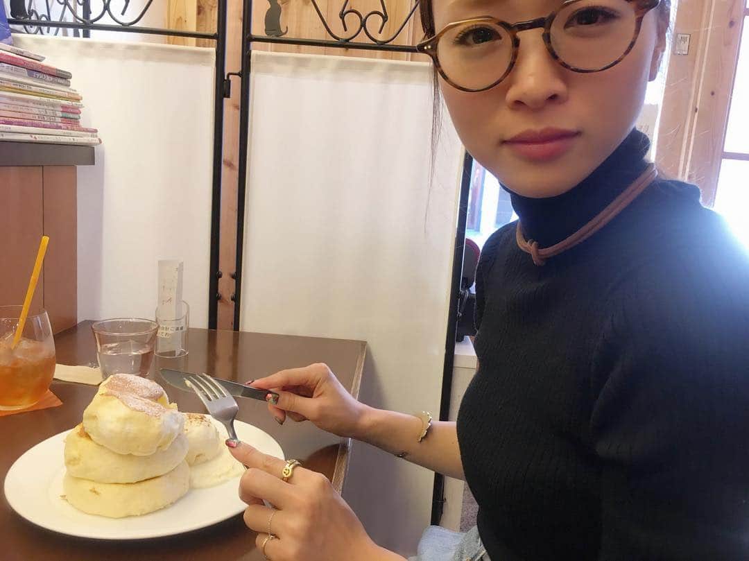 野尻美穂のインスタグラム：「茶香のパンケーキ食べに来た🍴✨ 大人気の為土日は朝9時から整理券を配布しています。 フワッフワすぎてこーゆー顔になります。 足立区には沢山美味しい食べ物があるよ🤔 #茶香 #パンケーキ #食べログ #TOP5000入り #北千住 #足立区 #下町ラヴァー #最近メガネ多め」