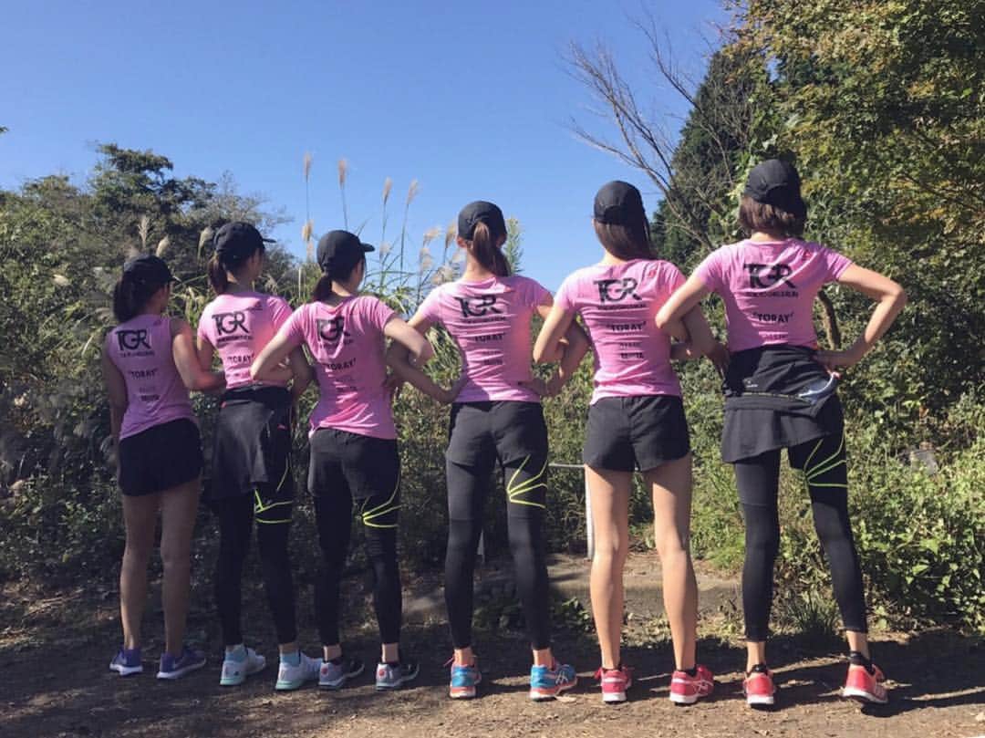 宮河マヤさんのインスタグラム写真 - (宮河マヤInstagram)「頂上。  後ろ姿で分かる？😝#どーれだ  #正解は右から二番目 #tokyogirlsrun 🏃💕 #mtfuji #workout #runners」10月15日 18時41分 - maya_m0901