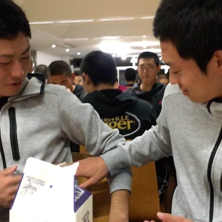 坂倉将吾のインスタグラム：「今日の晩ご飯！笑 こいつらアホすぎるし、小学生みたいな会話しかしてない笑笑 スエットペアなところがまたかわいいな😘 #なんだかんだ#仲良しな#お2人さん」