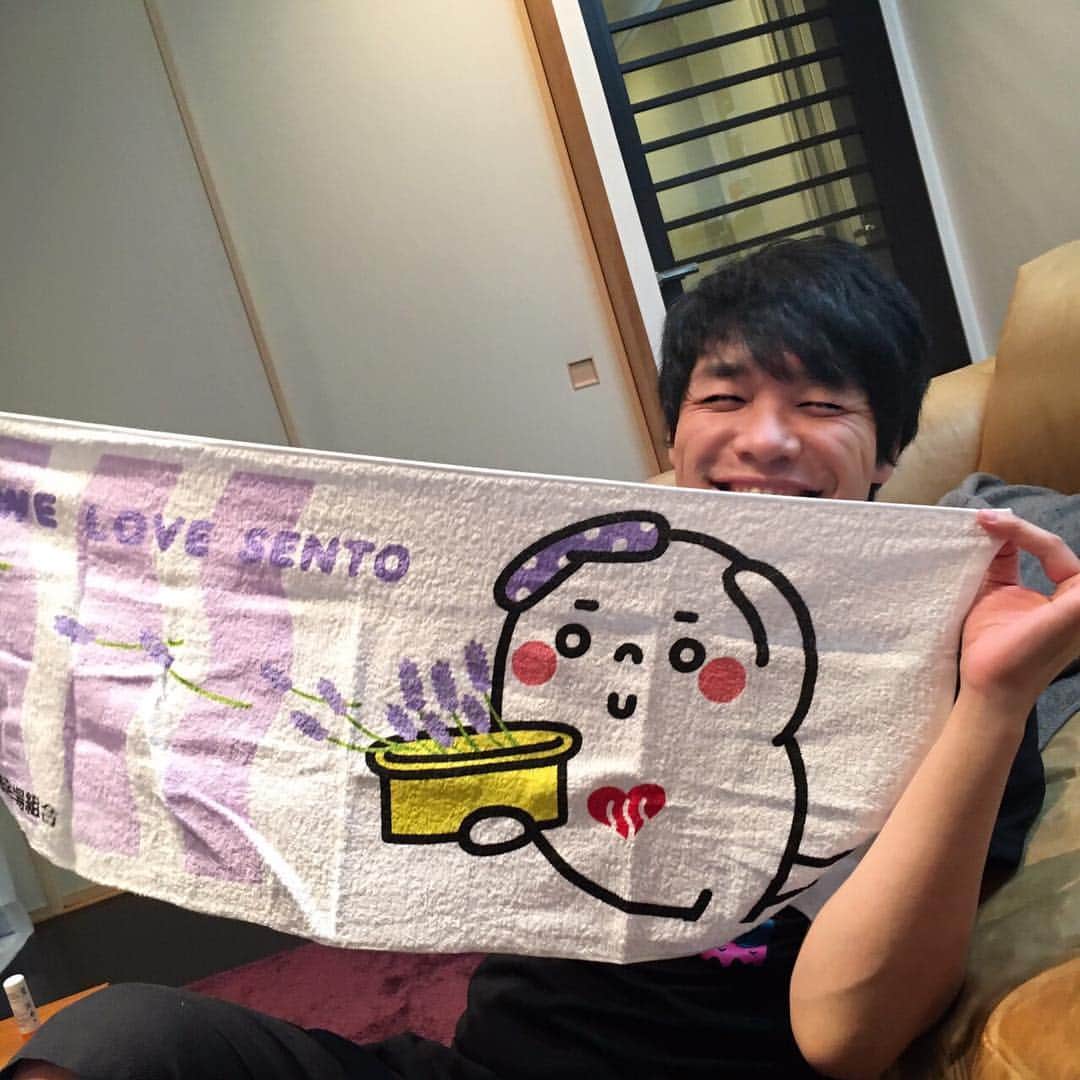 川島明のインスタグラム：「いきつけの銭湯に行きましたら、タオルいただきました。一年に一回だけ配られるタオル、今年のは見た事無いキャラがデザインされていましたが大変嬉しゅうございます。」