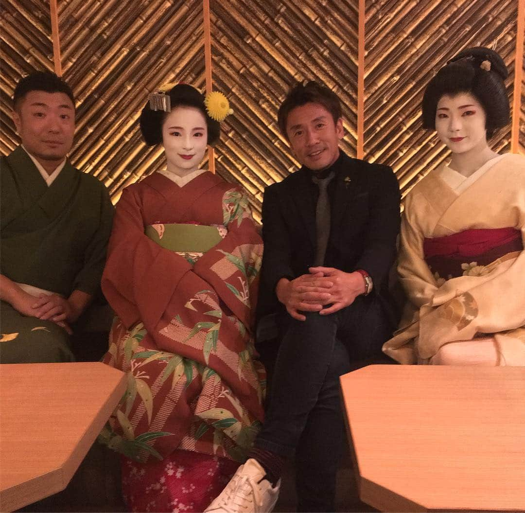 西村晃一さんのインスタグラム写真 - (西村晃一Instagram)「地元京都  どちらが芸妓さん、舞妓さんかわかります？  #kyoto #京都 #舞妓 #芸妓 #花見小路 #祇園 #自毛かカツラかでどちらかわかる # 自毛は舞妓 #ヅラは芸妓 #着物でもわかる #koichinishimura」10月16日 9時37分 - koichi.nishimura