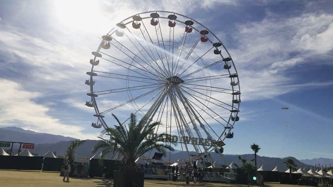 Mike Kriegerのインスタグラム：「Nothing like a Ferris Wheel in the desert」