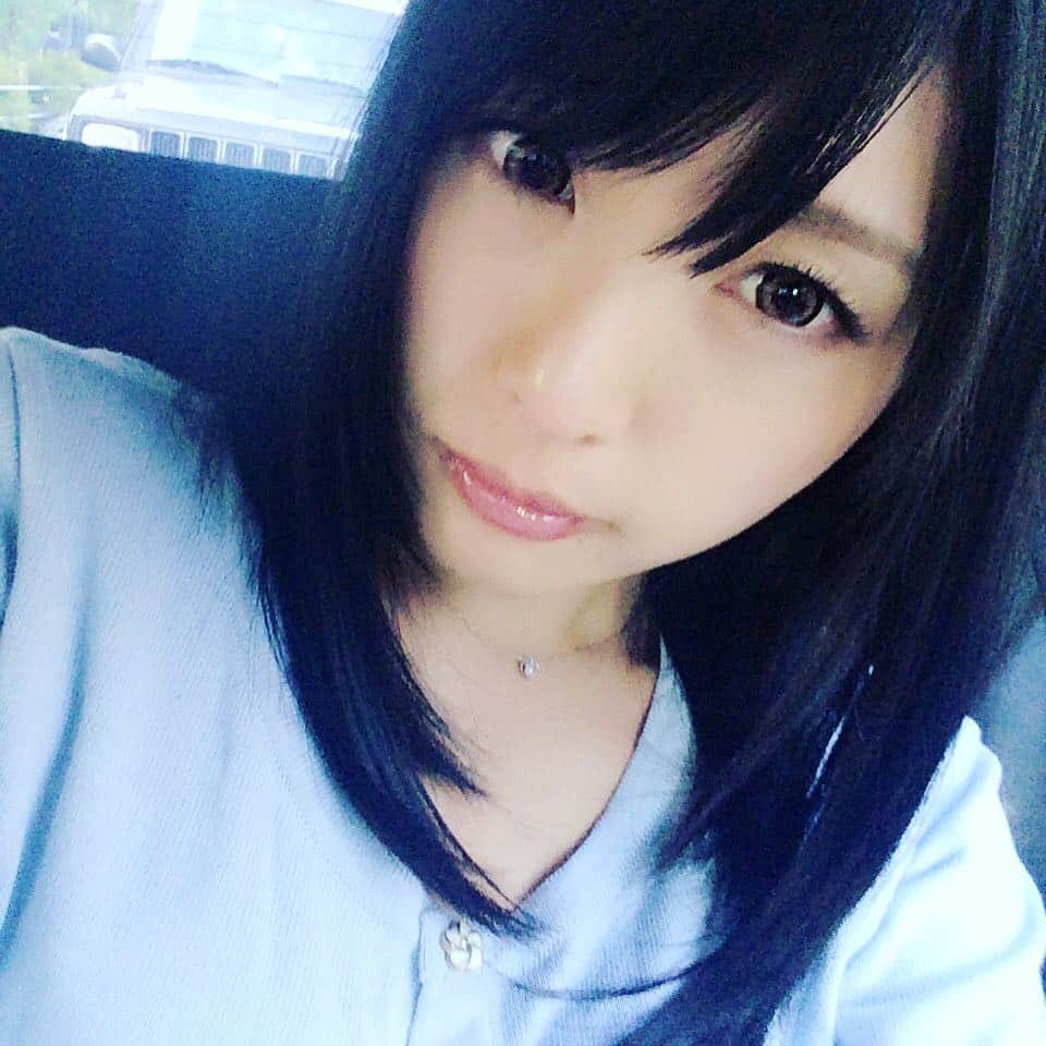 新村あかりのインスタグラム：「このカーディガン超可愛かった💕 #radyazel」