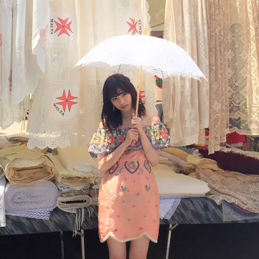 西野七瀬さんのインスタグラム写真 - (西野七瀬Instagram)「ゴゾ島の街。レース屋さんで、マルタの象徴「マルタ十字」が入った日傘を買いました。 #西野七瀬 #風を着替えて」10月17日 21時25分 - nanase_kazewokigaete