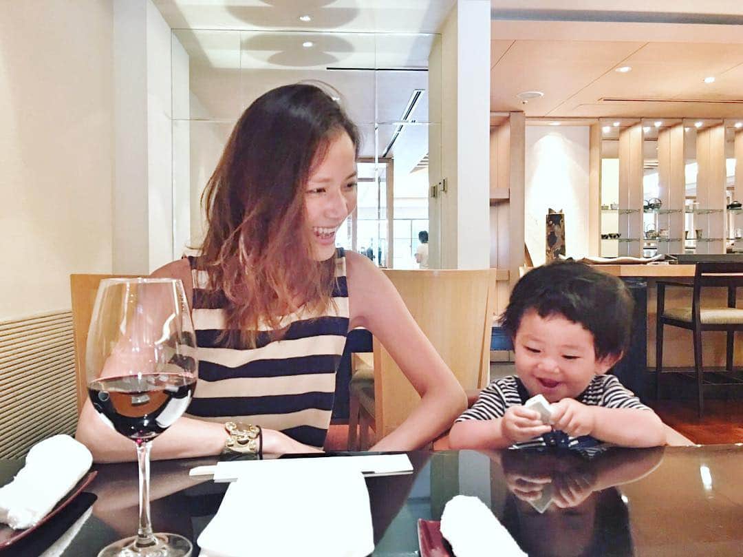 原田沙奈子さんのインスタグラム写真 - (原田沙奈子Instagram)「とうとう授乳を終えました👋 食べることが大好きな娘なのでスムーズに終了しました。 旅行のときにはお祝いにと美味しいワインを飲んでしみじみ。 そんな私の気持ちとは裏腹に何の執着もなく…あっさりすぎるくらいのあっさりな結末でした。笑 箸置きでこんなにも嬉しそうに食事を待つ娘の笑顔が大好きです。←この顔…☺︎ とくに好き嫌いなくなんでも食べるので私もこれから作り甲斐があります。 これからたくさんの美味しいものと出逢いますように…♡ そして、 以前、娘がチラッと撮影に参加したドラマは明日放映となります。 「逃げるは恥だが役に立つ」でピヨっとさせて頂きました。 TBS火曜10時もしお時間合いましたら♡ #生後15ヶ月 #1歳 #1歳3ヶ月 #15monthsold #1yearold」10月17日 22時07分 - sanakoharada
