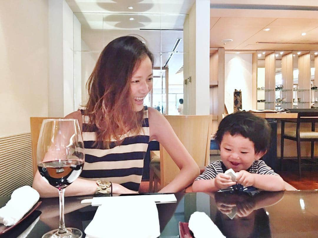 のインスタグラム：「とうとう授乳を終えました👋 食べることが大好きな娘なのでスムーズに終了しました。 旅行のときにはお祝いにと美味しいワインを飲んでしみじみ。 そんな私の気持ちとは裏腹に何の執着もなく…あっさりすぎるくらいのあっさりな結末でした。笑 箸置きでこんなにも嬉しそうに食事を待つ娘の笑顔が大好きです。←この顔…☺︎ とくに好き嫌いなくなんでも食べるので私もこれから作り甲斐があります。 これからたくさんの美味しいものと出逢いますように…♡ そして、 以前、娘がチラッと撮影に参加したドラマは明日放映となります。 「逃げるは恥だが役に立つ」でピヨっとさせて頂きました。 TBS火曜10時もしお時間合いましたら♡ #生後15ヶ月 #1歳 #1歳3ヶ月 #15monthsold #1yearold」