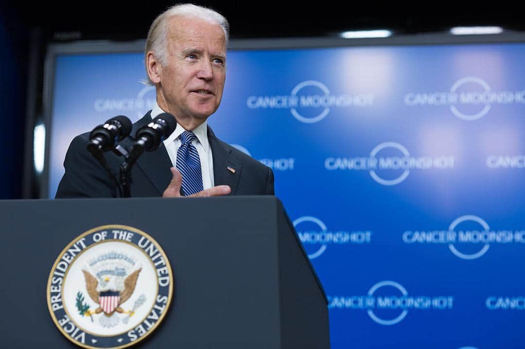 ジョー・バイデンのインスタグラム：「“Like President Kennedy challenged the nation before, let this Moonshot challenge all of us to think anew about what’s possible and end cancer as we know it.” —Vice President Biden: medium.com/Cancer-Moonshot #CancerMoonshot」