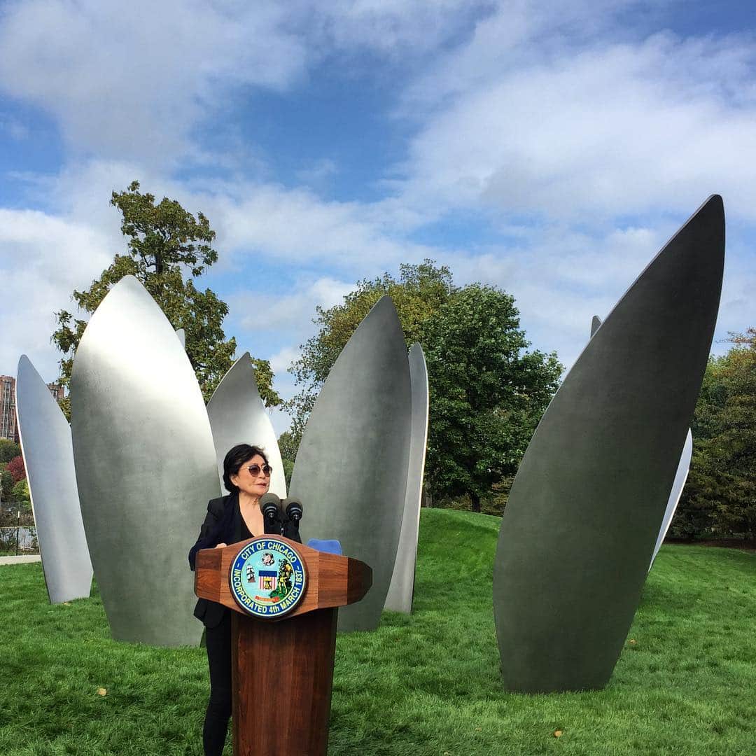 オノ・ヨーコのインスタグラム：「To see my latest work SKYLANDING completed here in Chicago is an incredible treat. The sky is coming to heal the earth! yoko」