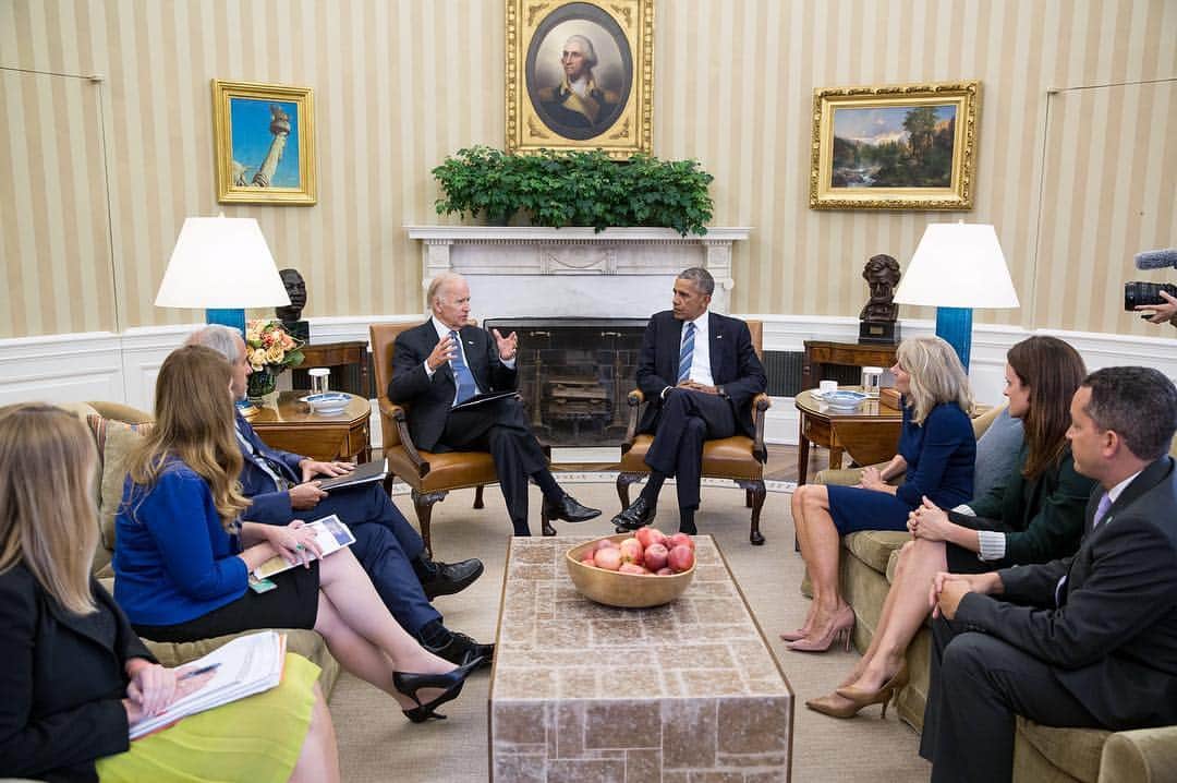 ジョー・バイデンのインスタグラム：「“These reports to the American people share the story of the spirit of discovery that defines this nation and gives me every confidence that we’re going to make enormous progress.” —Vice President Biden. At the State of the Union, President Obama put Vice President Biden in mission control by asking him to lead a new ‘Cancer Moonshot’ and inject a sense of urgency to seize this moment. Today, Vice President Biden gave President Obama and the American people a report back on how we’re fighting cancer. Check out the Vice President’s #CancerMoonshot report at medium.com/Cancer-Moonshot.」