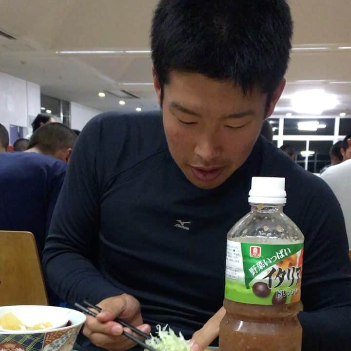 坂倉将吾のインスタグラム：「未来に流行る野菜の食べ方！笑 ぜひみなさんお試しを😜 おもしろすぎ😂😂笑 #山本幸次郎#最高」