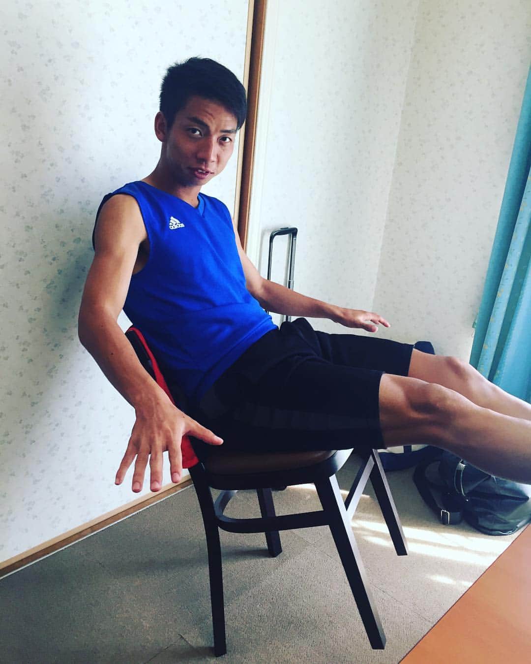 石田崚真のインスタグラム：「はやおくんとヒルナンデスなう！ #小学校あるあるデス #イスでバランスとるんデス #キャンプなうデス #齋藤さんもいるんデス」