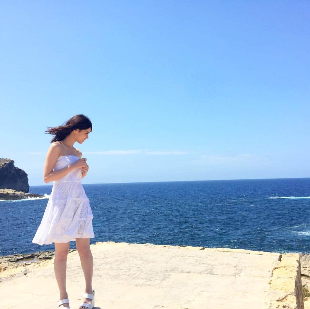 西野七瀬さんのインスタグラム写真 - (西野七瀬Instagram)「ゴゾ島の名所、アズールウインドウ近くです。スカートが風に揺れる。白いワンピースが青い空と白い地面に映えます。 #西野七瀬 #風を着替えて」10月18日 13時37分 - nanase_kazewokigaete