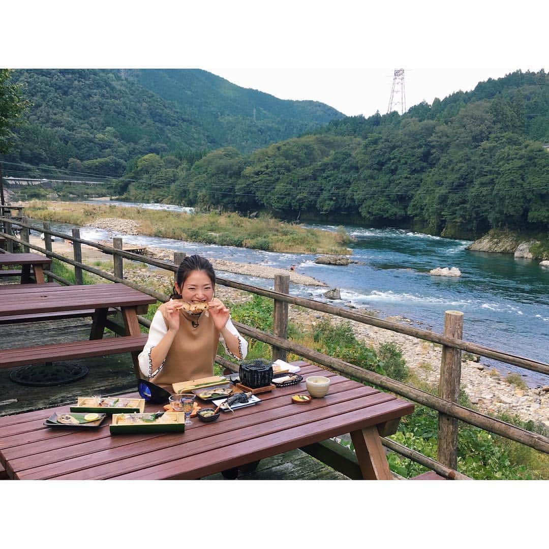 的場絢香さんのインスタグラム写真 - (的場絢香Instagram)「🏃🏻 #岐阜県郡上市#美並町 へ #ちょこたび 👌🏻♫ 長良川が流れるのどかな自然の中、 天然の郡上鮎を味わってきました！ 新鮮じゃないと食べられない刺身、 たまごたっっぷりの子持ち塩焼き、 どれもすごく美味しかったです〜！ この時期は最盛期！ おいしさ倍増です！ ___________________________________ #石川さん情報Liveリフレッシュ #郡上鮎 #鮎 #長良川 #日帰り旅」10月18日 14時55分 - ayaka_matoba