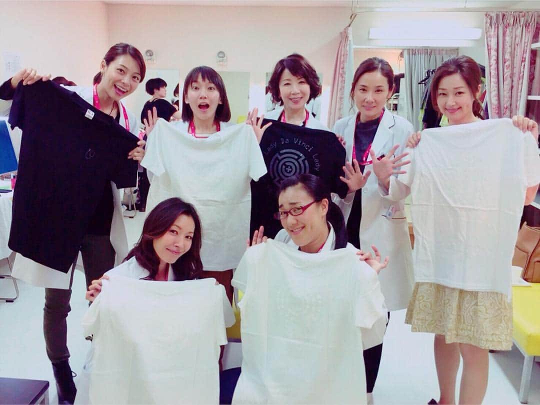 笛木優子のインスタグラム：「今日21時からは レディダヴィンチの診断第2話です！！ 1話をお見逃しの方もまだまだ間に合いますので、ぜひ見て下さいね🎀 羊さんからキャスト、スタッフ全員にスタッフＴシャツを頂きました💕💕 感謝感謝です🍒 #レディダヴィンチの診断 #レディダヴィ」