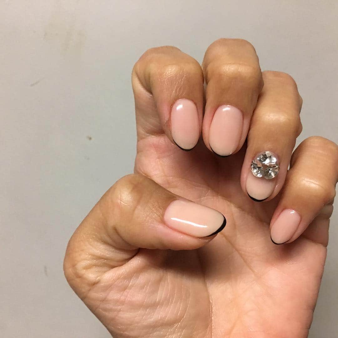 sar711764のインスタグラム：「nail† The left #ネイル #ジェルネイル #細フレンチ #フレンチ #ヌーディーネイル」