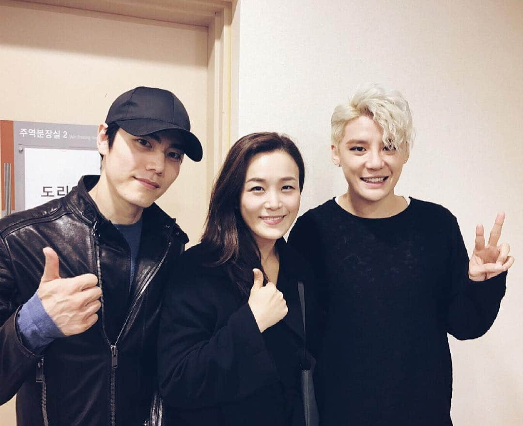 C-JeS エンタテイメントさんのインスタグラム写真 - (C-JeS エンタテイメントInstagram)「"샤리안이 있는 이곳이 에메랄드시티!" 박혜나&김찬호 부부의 특급 응원!👍🏻 #김준수 #XIA #XIAJUNSU #뮤지컬 #도리안그레이 #MUSICAL #DORIANGRAY #박혜나 #렘_여신이 #성남에_떴다 #리액션도_같은_러블리_부부 #데스노트팀_의리는_계속된다 #위키드의_에메랄드시티_만큼 #엄지척 #씨제스타그램  What a #lovely moment! #Cheers for #KimJunSu & the musical 'Dorian Gray' the #pair #ParkHyeNa & #KimChanHo Thanks for coming by!」10月18日 23時08分 - cjes.tagram